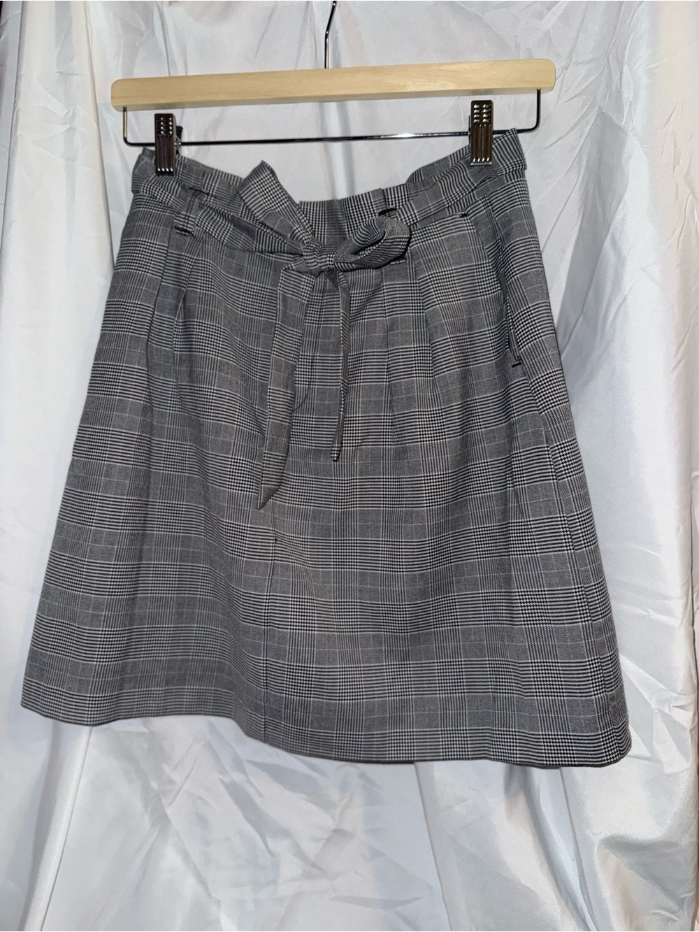 Banana Republic Grey Plaid A-Line Skirt with Tie Waist, size 2